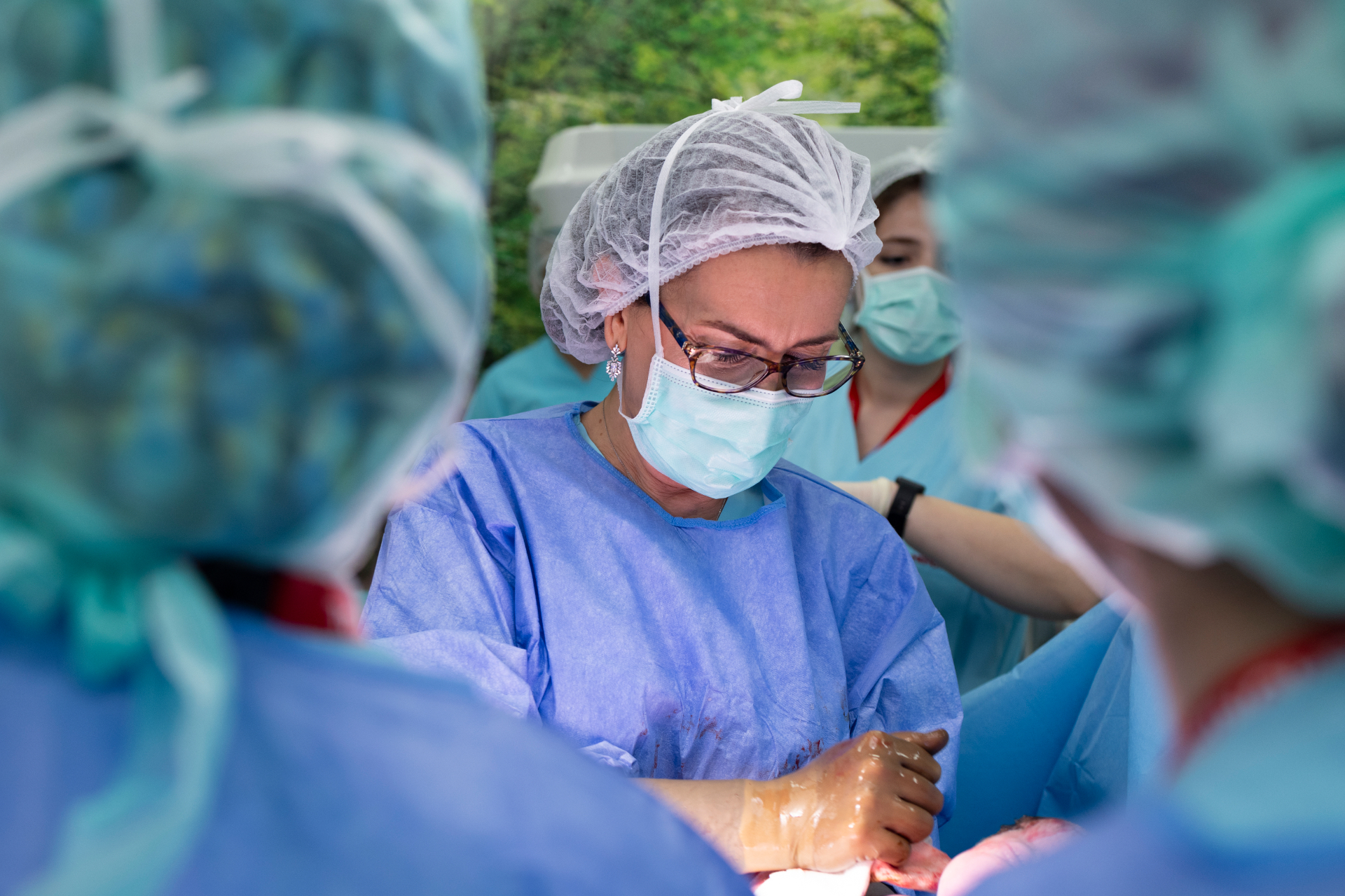 Dr Berra Önsoy operating with her surgical team